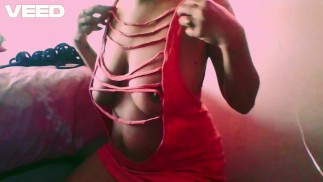 SEXY PFIRSICHFARBENE STRIPPERIN GIBT EINEN BBC BLOWJOB, SAUGT DEEPTHROAT UND SCHLUCKT