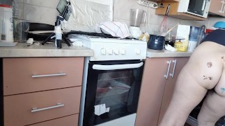 Amateur wife prepares breakfast in the kitchen naked.