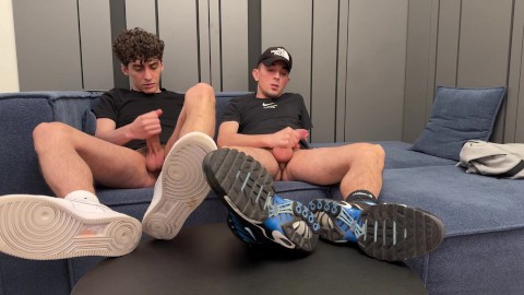 Jinsiy aloqa: paypoqdagi ikkita qiz va bir yigit