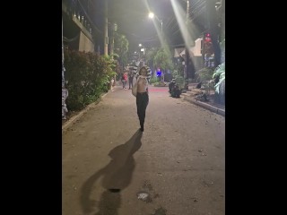 Enseño mis tetas en las calles de medellin, un adentanto de mis vacaciones