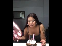 GANGBANG- Festeja su cumpleaños y recibe 4 velitas para soplar. Podes ver el video en mi canal.