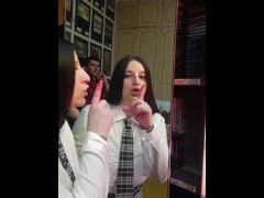 JULIETACOPPOLAOK se enfiesta con sus compas del cole cuando su novio no la ve. Video en mi canal