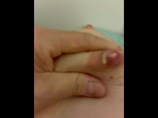 Милфа хорошо трахнута и имеет грудное молоко