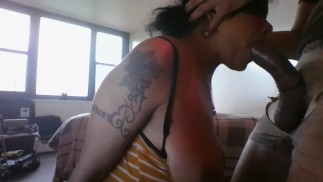 ECHTE CUCKOLD-FRAU FREUT SICH, GROSSEN SCHWANZ-MALESTRIPPER CUMS AUF TITTEN EINEN BLOWJOB ZU GEBEN