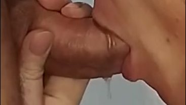 Il lui met tout dans la bouche en une minute trente