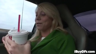 Busty blonde se déshabille pour devenir méchante