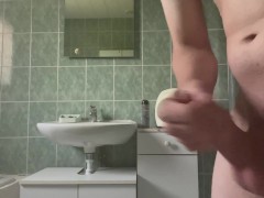Branle dans la salle de bain en pensant à toi