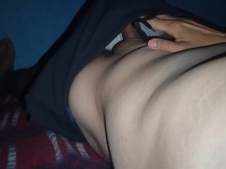 VERGA GRUESA HACIENDO BULTOS EN SHORTS