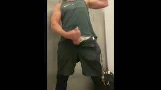 DILFJockDad87 schießt eine Ladung Jock-Sperma in einem Aufzug