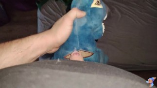 Mit einem schmutzigen und stinkenden Dinosaurier spielen