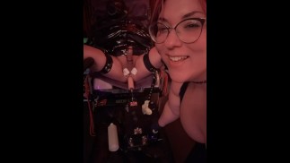 BBW Femdom mette lo schiavo maschio in schiavitù in lattice con elettroCBT e Fuck Machine