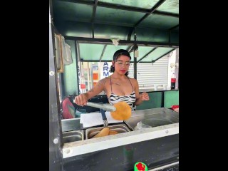 Amiga Ofrecida En El Puesto De Tostadas