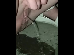 Squirto e Piscio dopo che mio marito mi ha scopata sulle scalette