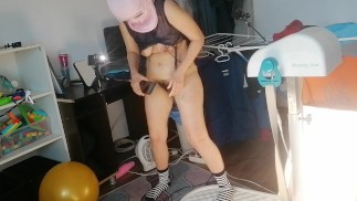 Amateur massage with vibrator, naked brunette.