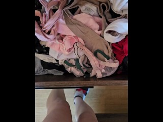 POV ты лезешь в мой ящик с трусиками