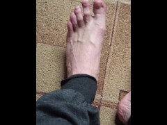 Кто хочет полизать мои ноги?