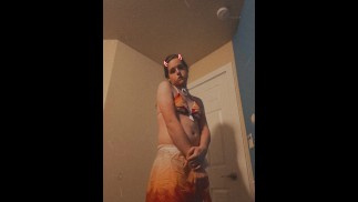 Демон Slayer фембой снимает для тебя купальник