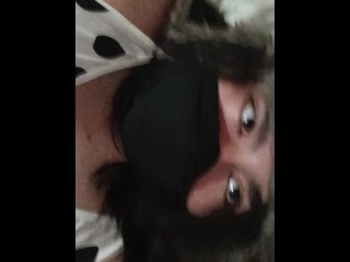 Фембой в костюме коровы, доящий молоко