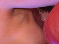 La sexy Sophia Soleil le fa godere la sua calda figa sul divano