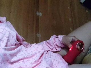 エッチな動画見ながらこっそりおもちゃオナニー