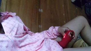 エッチな動画見ながらこっそりおもちゃオナニー