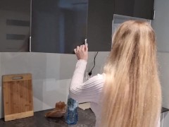 Я хотела всего лишь расслабиться, но сводный брат заставил меня сосать - Screenshot 1 of 16 - Blond