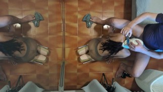 Милфа в колготках и на высоких каблуках делает минет на коленях с глотанием спермы