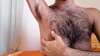 Вне 142_D бразильская выдра играет со своими волосатыми сосками и подмышками