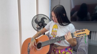 Ayudo a mi pequeña hermanastra con sus clases de música y termino follandola duro hasta venirme.