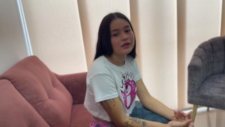 Chica sin hogar paga a dueño de posada con su rico culo y se deja venir adentro de su coño.