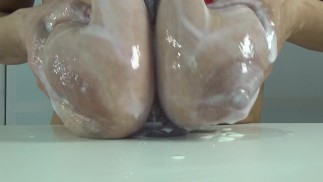 Зрелые висячие сиськи играют с дилдо