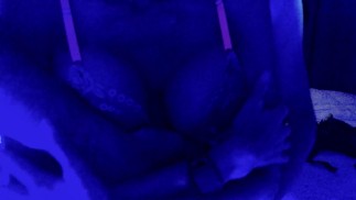Jouer avec les seins parfaits de Brenni Love
