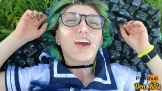 симпатичная школьница в очках любит секс после школы