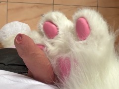 Masturbation fursuite mascotte paws sur le carrelage