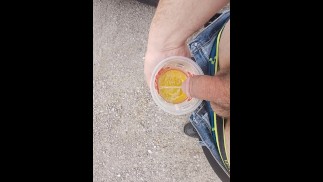 Enorme pipi désespéré ! pissé dans une tasse !