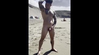 PISSE IN DEN ÖFFENTLICHEN STRAND!! Die Leute können mich😈 entdecken