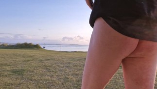 Писает на публике. Достаю свой член на пляже Park и писаю.