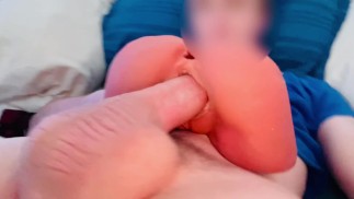 Tik Tok TEEN célèbre tire du sperme dans une poupée sexuelle
