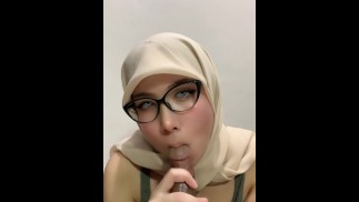 Hijab cantik ngelayanin suami temen, beautiful hijab girl serving her friend's husband