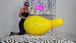 Sexy gemaskerde meid blaast haar grote lange nek ballon op om het te berijden (volledige video op C4S / MV / OF / Lid