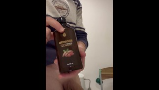 Les enseño mi lunar y hablo en el video