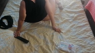 Amateur mom breakfast in the bedroom. Brunette hairy pussy, big tits.