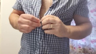 «Отдых после работы – зрелый мужчина 50+ медленно раздевается