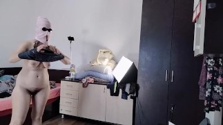Esposa amadora se diverte experimentando roupas e cortando-as. Esposa amadora dança nua pela casa.
