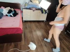 Une femme amateur s'amuse à essayer des vêtements et à les couper. Une femme amateur danse nue dans
