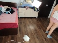 Moglie amatoriale si diverte a provare vestiti e a tagliarli. Moglie amatoriale balla nuda per casa.