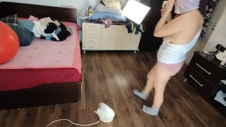 Moglie amatoriale si diverte a provare vestiti e a tagliarli. Moglie amatoriale balla nuda per casa.