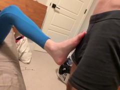 He couldn’t handle her foot teasing… FOUR huge cumshots followed 💥 Full video on profile