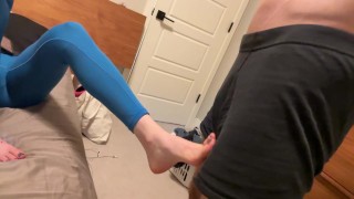 He couldn’t handle her foot teasing… FOUR huge cumshots followed 💥 Full video on profile