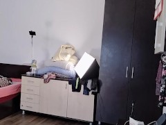 Esposa sexy se divierte probándose ropa y cortándosela. Morena baila desnuda por la casa.
